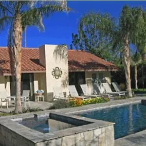 https://triangle-inn-clothing-optional-resort-for-men.palm-springs-ca-hotels.com